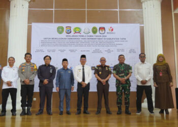 DANDIM 1010 Tapin Letkol Arh Pryoni Palebangan SIP berfoto bersama usai acara Deklarasi Damai Pemilu 2024, Senin (27/11).