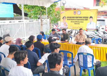 ANGGOTA DPRD Kalsel Habib Ahmad Bahasyim SE saat sosialisasi bantuan sarana untuk OKP ke warga Kelurahan Sungai Jingah, Kecamatan Banjarmasin Utara.