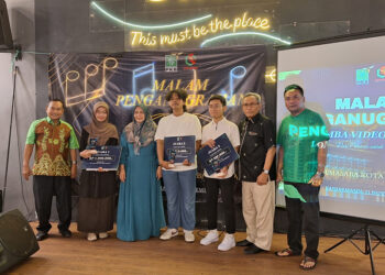 ANGGOTA Fraksi PKB DPRD Kalsel H Suripno Sumas SH MH beserta Dr Ir Sugiarto Sumas ST, Dra Hj Fatimah MPd dan Wakil Ketua DPC PKB Kota Banjarmasin H Deddy Sophian SE berfoto bersama usai menyerahkan hadiah Lomba Video Tiktok yang di gelar Gemasaba Kota Banjarmasin.