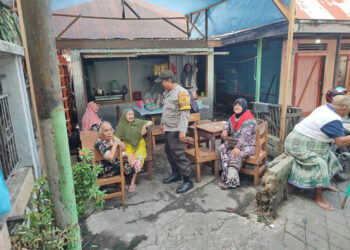 SAMBANGI WARGA - BKTM Kelayan Luar Bripka Ade Apriadi saat menyambangi warga di kawasan Kelurahan Kelayan Luar untuk memberikan pesan kamtibmas demi keamanan dan keselamatan diri serta lingkungan sekitar mereka, Selasa (14/11).