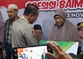 KAPOLDA Kalsel Irjen Pol Andi Rian Djajadi saat menyerahkan bantuan sembako ke warga di Aula STIE Indonesia Banjarmasin, Kamis (23/11).