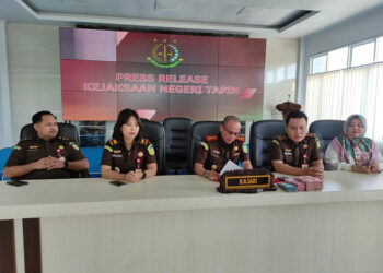 KAJARI Tapin Adi Fakhrudin SH MH saat menggelar press release pengembalian kerugian negara perkara tindak pidana korupsi dengan tersangka M kepada Tim JPU Kejaksaan Negeri Tapin.