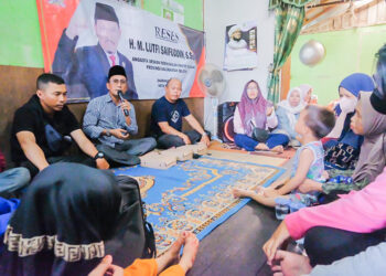 SERAP ASPIRASI - Ketua Komisi IV DPRD Kalsel HM Lutfi Saifuddin SSos saat turun secara langsung untuk menyerap aspirasi masyarakat. Ia juga menyampaikan 12 program sosial yayasan independen miliknya bernama MLS Foundation untuk membantu menyampaikan aspirasi masyarakat ke bidang-bidang terkait di pemerintahan.