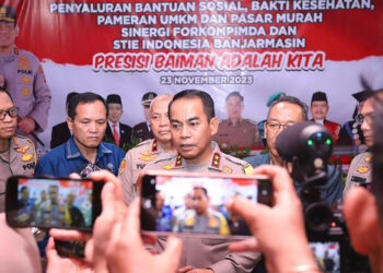 KAPOLDA Kalsel Irjen Pol Andi Rian Djajadi didampingi Wakapolda Brigjen Pol Rosyanto Yudha Hermawan dan Kapolresta Banjarmasin Kombes Pol Sabana Atmojo Martosumito.