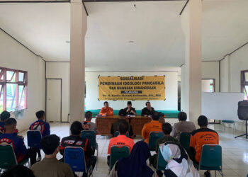 ANGGOTA DPRD Kalsel Dr H Karlie Hanafi Kalianda SH MH saat menyampaikan materi sosialisasi di Kantor BPBD Kabupaten Barito Kuala.