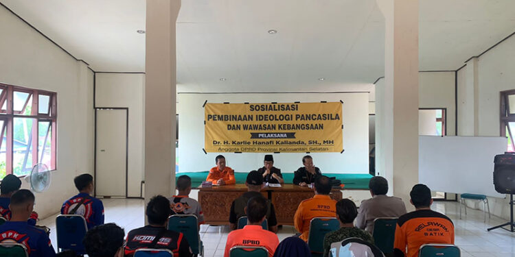 ANGGOTA DPRD Kalsel Dr H Karlie Hanafi Kalianda SH MH saat menyampaikan materi sosialisasi di Kantor BPBD Kabupaten Barito Kuala.