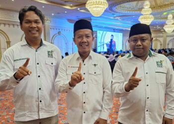 WAKIL Sekretaris DPW PKB Kalsel Eko Nur Sujarwo beserta pengurus lainnya usai rapat koordinasi penyelesaian sengketa proses pemilu di Grand Qin Hotel Banjarbaru, Rabu (1/11) malam.