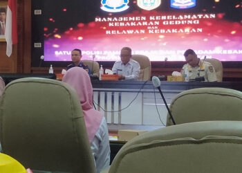STAF Ahli Gubernur Bidang Pemerintahan, Hukum dan Politik Sulkan SH (tengah) dan Kabid Linmas dan Damkar pada Satpol PP dan Damkar Provinsi Kalsel H Maulana Fatahillah (kiri) saat sosialisasi manajemen sistem proteksi kebakaran, Rabu (15/11).