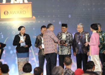 TERIMA PENGHARGAAN - Gubernur Kalsel Sahbirin Noor saat menerima penghargaan BI Awards Tahun 2023 atas keberhasilan Kalsel sebagai daerah dengan implementasi terbaik pengunaan QRIS wilayah Kalimantan oleh Gubernur BI Perry Warjiyo, di Graha Bhasvara Icchana, Kantor Pusat Bank Indonesia, Rabu (29/11) malam.
