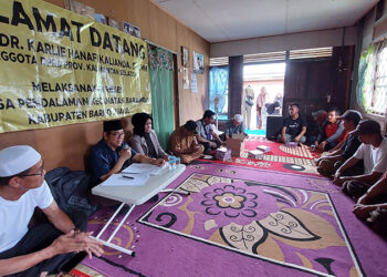 ANGGOTA DPRD Kalsel Dr H Karlie Hanafi Kaianda SH MH menyerap aspirasi masyarakat di Desa Pendalaman, Kecamatan Barambai, Kabupaten Barito Kuala.