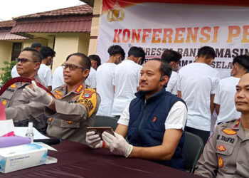 PRESS RELEASE - Kapolresta Banjarmasin Sabana Atmojo Martosumito menunjukan 15 tersangka terduga geng motor yang lukai empat warga di Banjarmasin Selatan saat press release yang di gelar pada Sabtu (11/11).