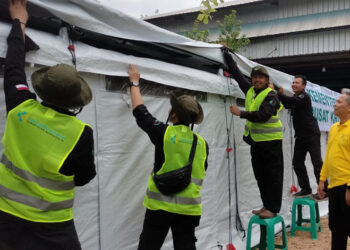 PANTAU - Kadinkes Kalsel dr Diauddin saat memantau pelatihan bongkar pasang tenda RS lapangan oleh Puskris Kesehatan kepada 12 orang tim EMT untuk penanggulangan bencana di Kalsel, Kamis (2/11).