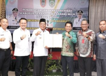 PENYERAHAN HIBAH - Gubernur Kalimantan Selatan Sahbirin Noor dan Bupati Balangan H Abdul Hadi, foto bersama usai menerima naskah hibah penyerahan akses jalan di Kabupaten Balangan, Rabu (8/11). 