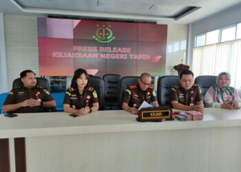 KAJARI Tapin Adi Fakhrudin SH MH saat menggelar press release pengembalian kerugian negara perkara tindak pidana korupsi dengan tersangka M kepada Tim JPU Kejaksaan Negeri Tapin.