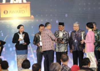 TERIMA PENGHARGAAN - Gubernur Kalsel Sahbirin Noor saat menerima penghargaan BI Awards Tahun 2023 atas keberhasilan Kalsel sebagai daerah dengan implementasi terbaik pengunaan QRIS wilayah Kalimantan oleh Gubernur BI Perry Warjiyo, di Graha Bhasvara Icchana, Kantor Pusat Bank Indonesia, Rabu (29/11) malam.