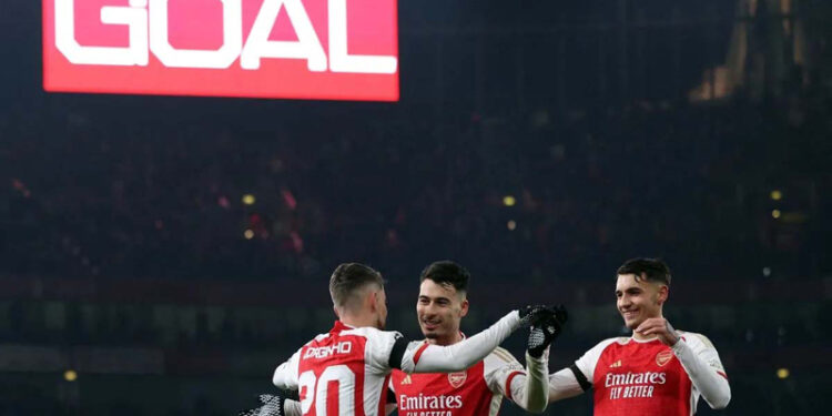 Gelandang Arsenal Jorginho merayakan gol keenam timnya pada pertandingan Grup B Liga Champions melawan Lens, yang dimainkan di Stadion Emirates, London, Rabu (29/11).
