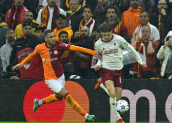 Memperebutkan Bola - Gelandang Galatasaray Hakim Ziyech (kiri) berduel memperebutkan bola dengan gelandang Manchester United Alejandro Garnacho (kanan) pada pertandingan Grup A Liga Champions yang dimainkan di Stadion Ali Sami Yrn, Istanbul, Rabu (29/11) atau Kamis dini hari WIB.