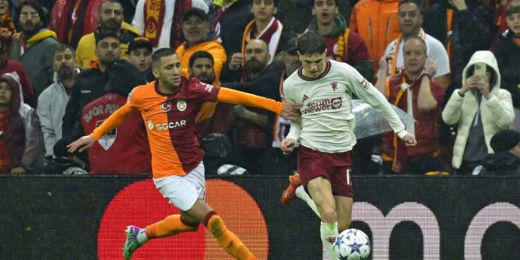 Memperebutkan Bola - Gelandang Galatasaray Hakim Ziyech (kiri) berduel memperebutkan bola dengan gelandang Manchester United Alejandro Garnacho (kanan) pada pertandingan Grup A Liga Champions yang dimainkan di Stadion Ali Sami Yrn, Istanbul, Rabu (29/11) atau Kamis dini hari WIB.