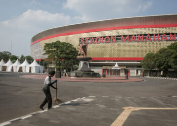 Menyapu - Pekerja menyapu di pelataran kompleks Stadion Manahan, Solo, Jawa Tengah.