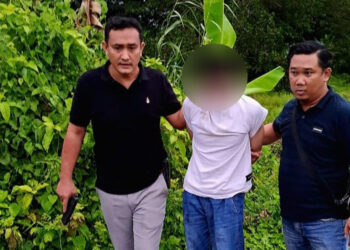 KANIT Reskrim Polsek Banjarmasin Timur Ipda Partogi H saat mengamankan eks karyawan pembobol brankas J&T Pramuka.