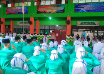 PETUGAS BKTM Polsek Bansel saat memimpin upacara di MTSN 4 Banjarmasin di Jalan Laksana Intan.