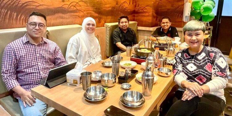 HJ Ananda saat berdiskusi bersama Wakil Ketua DPRD Kalsel Muhammad Syaripuddin tentang pembangunan Kota Banjarmasin yang pada tahun 2026 nanti akan genap berusia lima abad.