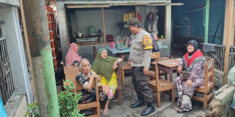SAMBANGI WARGA - BKTM Kelayan Luar Bripka Ade Apriadi saat menyambangi warga di kawasan Kelurahan Kelayan Luar untuk memberikan pesan kamtibmas demi keamanan dan keselamatan diri serta lingkungan sekitar mereka, Selasa (14/11).