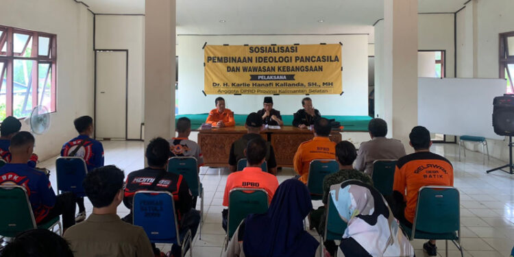 ANGGOTA DPRD Kalsel Dr H Karlie Hanafi Kalianda SH MH saat menyampaikan materi sosialisasi di Kantor BPBD Kabupaten Barito Kuala.