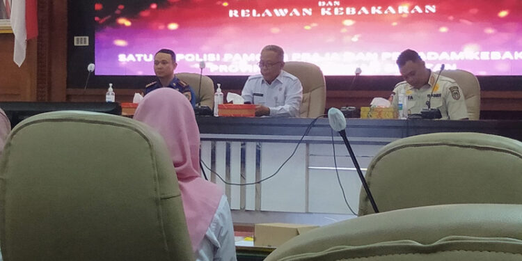 STAF Ahli Gubernur Bidang Pemerintahan, Hukum dan Politik Sulkan SH (tengah) saat membuka sosialisasi manajemen sistem proteksi kebakaran.