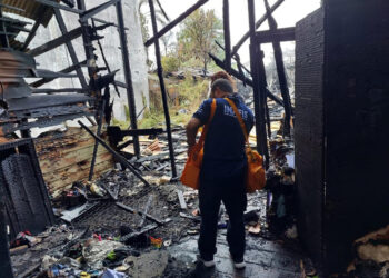 OLAH TKP - Petugas Identifikasi (Inafis) Sat Reskrim Polresta Banjarmasin saat melakukan olah TKP kebakaran di asrama TNI-AD Korem 101 Antasari di Jalan H Anang Adenansi RT 01 RW 01 Kelurahan Teluk Dalam Kecamatan Banjarmasin Tengah, Kamis (16/11).