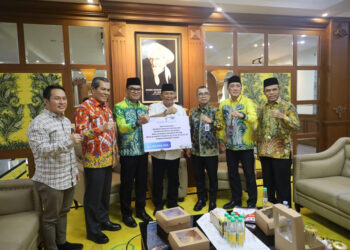 DIREKTUR Utama Bank Kalsel Fachrudin didampingi Komisaris Utama Independen Bank Kalsel Hatmansyah dan Komisaris Independen Bank Kalsel Syahrituah Siregar saat menyerahkan bantuan kepada Pj Bupati Batola Mujiyat untuk korban bencana putting beliung.