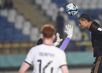 Menyundul Bola - Pesepak bola Timnas Jerman Paris Brunner (kanan) menyundul bola ke gawang Timnas Selandia Baru saat pertandingan babak penyisihan Grup F Piala Dunia U-17 2023 di Stadion Si Jalak Harupat, Bandung, Jawa Barat, Rabu (15/11).