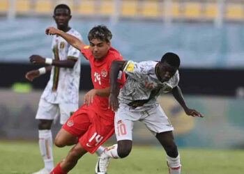 Mali lolos- Pesepak bola Timnas Kanada Tyler Londono berebut bola dengan pesepak bola Timnas Mali Ange Martial Tia dalam pertandingan penyisihan Grup B Piala Dunia U-17 2023 di Stadion Gelora Bung Tomo (GBT), Surabaya, Jawa Timur, Kamis (16/11/2023).Mali lolos ke babak 16 besar Piala Dunia U-17 2023 usai cukur Kanada 5-1.