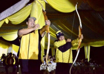 Menteri Pemuda dan Olahraga,Ario Bimo Nandito Ariotedjo dan Gubernur Kalsel H Sahbirin Noor melepaskan busur panah menandai opening ceremony Pekan Olahraga Mahasiswa Nasional (POMNas) XVIII 2023, Rabu (15/11) malam di Komplek Perkantoran Gubernur Kalsel, Banjarbaru.