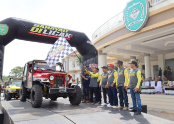LEPAS PESERTA - Sekretaris Daerah Kabupaten Tapin Dr H Sufiansyah MAP saat melepas peserta Adventure Off-road Tapin South Borneo Bahayau Dilicak 12 dan Hatau Tarus 10 dalam rangka memeriahkan HUT ke-58 Kabupaten Tapin, Sabtu (18/11).