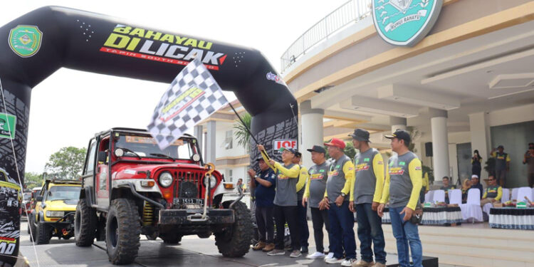 LEPAS PESERTA - Sekretaris Daerah Kabupaten Tapin Dr H Sufiansyah MAP saat melepas peserta Adventure Off-road Tapin South Borneo Bahayau Dilicak 12 dan Hatau Tarus 10 dalam rangka memeriahkan HUT ke-58 Kabupaten Tapin, Sabtu (18/11).