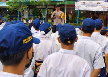 BKTM Kelurahan Tanjung Pagar Polsek Banjarmasin Selatan Bripka Agus saat memimpin apel pagi di SMPN 8 Banjarmasin, Senin (20/11).