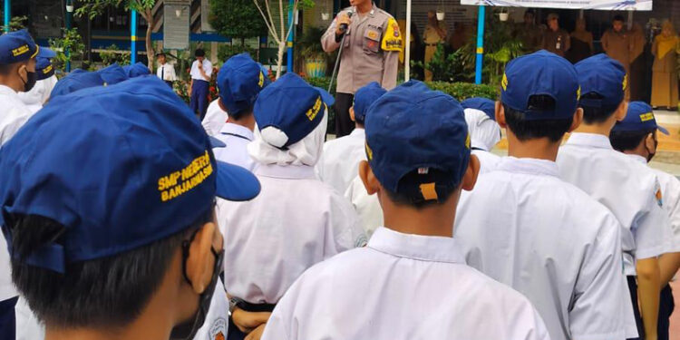 BKTM Kelurahan Tanjung Pagar Polsek Banjarmasin Selatan Bripka Agus saat memimpin apel pagi di SMPN 8 Banjarmasin, Senin (20/11).
