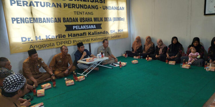 ANGGOTA DPRD Kalsel Dr H Karlie Hanafi Kalianda SH MH saat menyampaikan materi sosialisasi tentang bumdes di Desa Sinar Baru, Kecamatan Rantau Badauh, Kabupaten Barito Kuala, Senin (20/11).