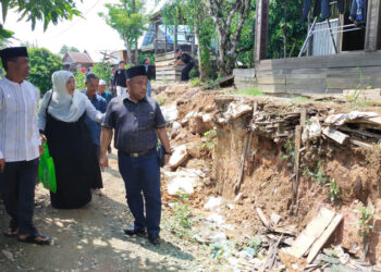 KETUA Fraksi PKB DPRD Kalsel H Hormansyah saat meninjau lokasi tanah longsor di Desa Patarikan, Kecamatan Banjang, Kabupaten HSU.