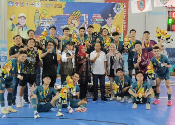 Tim Futsal Kalsel berfoto bersama Ketua Badan Pembina Olahraga Mahasiswa Indonesia (Bapomi) Kalsel, Muhammad Rusmin Nuryadin yang juga Wakil Rektor III Universitas Lambung Mangkurat (ULM) Kalsel dan Ketua Asosiasi Futsal Provinsi (AFP) Kalsel Anwar Hadimi.