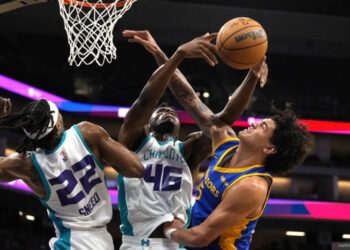 Arsip foto - Pebasket Charlotte Hornets James Nnaji (tengah) berebut bola pantulan dengan pebasket Golden State Warriors Gui Santos (kanan) pada laga NBA Kings Summer Classic, di Golden 1 Center, Sacramento, CA, Amerika Serikat, Kamis (5/6), beberapa waktu lalu.