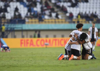 Merayakan Kemenangan - Sejumlah pesepak bola Timnas Jerman merayakan kemenangan atas Timnas Amerika Serikat pada pertandingan babak 16 besar Piala Dunia U-17 2023 di Stadion Si Jalak Harupat, Kabupaten Bandung, Jawa Barat, Selasa (21/11/2023). Jerman melaju ke perempat final Piala Dunia U-17 usai menang 3-2 atas AS.