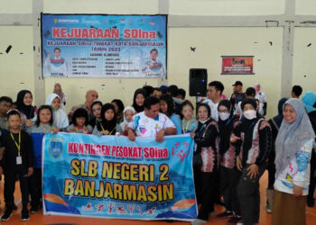 Wawali Arifin Noor berfoto bersama atlet SOIna kota Banjarmasin.