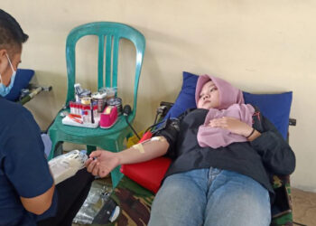 SALAH seorang wartawan televisi saat di ambil darahnya oleh petugas medis PMI Kota Banjarmasin. 