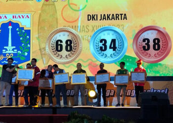 Penyerahan penghargaan kepada 10 besar peraih medali terbanyak dalam POMNas 2023.
