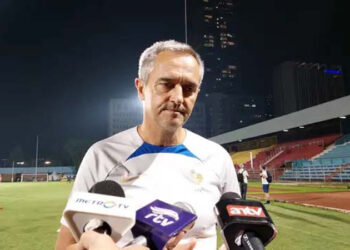 Pelatih Prancis U-17 Jean-Luc Vannuchi.