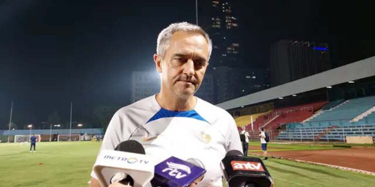 Pelatih Prancis U-17 Jean-Luc Vannuchi.