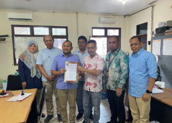 SEKRETARIS TKD Prabowo-Gibran Kalsel Alpiya Rahman saat menyerahkan SK susunan kepengurusan ke KPU Kalsel.