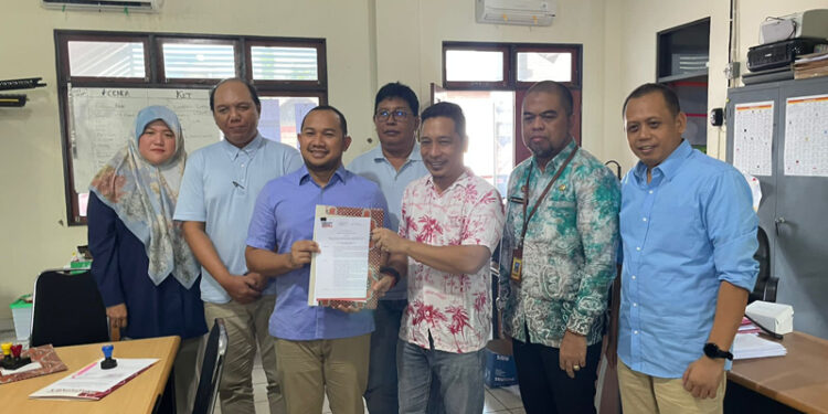 SEKRETARIS TKD Prabowo-Gibran Kalsel Alpiya Rahman saat menyerahkan SK susunan kepengurusan ke KPU Kalsel.